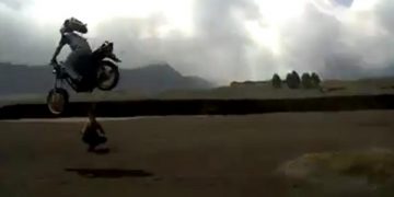 Aksi jumping seorang wisatawan di lautan pasir Gunung Bromo. Foto: Tangkapan layar