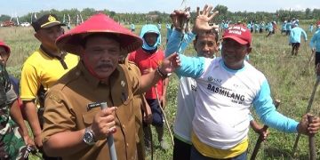Plt Bupati Nganjuk, Marhaen Djumadi dampingi peserta lomba berburu tikus hari pertama. Foto: Bacaini/Asep Bahar