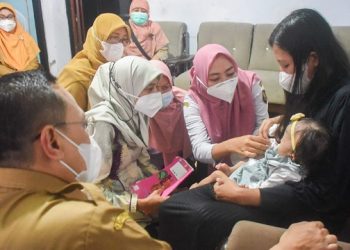 Ketua TP PKK Kota Kediri Pastikan Kondisi Bayi Klarisa