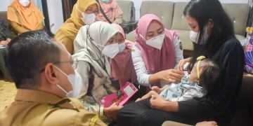 Bunda Fey dan dr. Fauzan Adima mengunjungi bayi Klarisa. Foto: Ist
