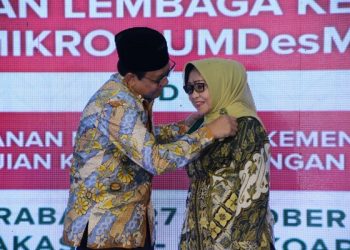 Mendes PDT Anugerahkan Lencana Bakti Desa Untuk Bupati Jombang