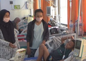 Salah satu anak pasien demam berdarah di RSUD Jombang. Foto: Bacaini/Syailendra