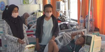Salah satu anak pasien demam berdarah di RSUD Jombang. Foto: Bacaini/Syailendra
