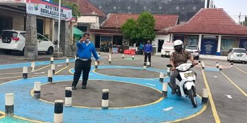 Coaching Clinic atau pelatihan singkat secara gratis bagi pemohon SIM di Satlantas Polres Kediri Kota. Foto: Bacaini