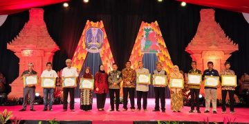 Penerimaan penghargaan desa wisata Festival Dewi Cemara. Foto: Ist