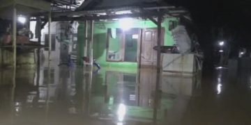 Kondisi salah satu rumah warga terdampak banjir semalam. Foto: Bacaini/Syailendra