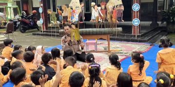 Anak-anak TK terlihat antusias dengan cerita wayang tokoh kemerdekaan yang dimainkan AKP Bowo Wicaksono. Foto: Bacaini/AK.Jatmiko
