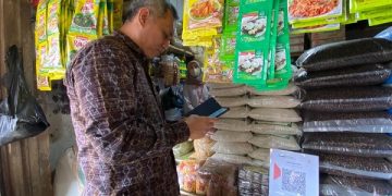 Kepala KPw Bank Indonesia Kediri, M Choirur Rofiq mengecek penerapan SIAP Qris di Pasar Pamenang Pare. Foto: Bacaini/Novira