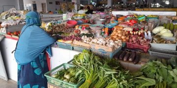 Lapak pedagang sayur di Pasar Setono Betek Kediri terlihat sepi pembeli. Foto: Bacaini/Novira