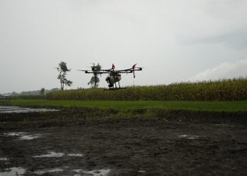 Keren, Petani Kediri Gunakan Drone Untuk Semprot Tanaman