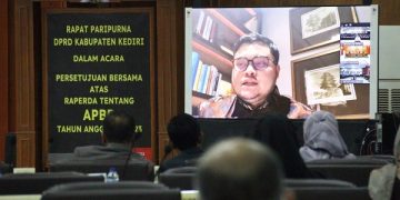 Mas Dhito saat hadir secara virtual dalam rapat paripurna. Foto: Ist
