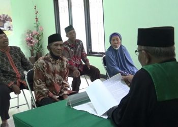 8 Pasangan Kakek Nenek Nikah Bareng di Nganjuk