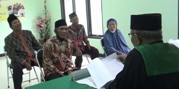 Pasutri lansia yang mengikuti isbat nikah terpadu. Foto: Bacaini/Asep Bahar