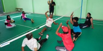 Para atlet voli duduk berlatih di kompleks pendopo Kabupaten Kediri. Foto: Ist