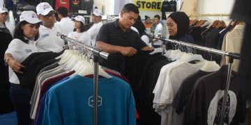 Wali Kota Kediri, Abdullah Abu Bakar di salah satu gerai UMKM Pesta Rakyat Simpedes 2022. Foto: Ist