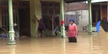 Banjir di pemukiman warga di Nganjuk. Foto: Bacaini/Asep Bahar