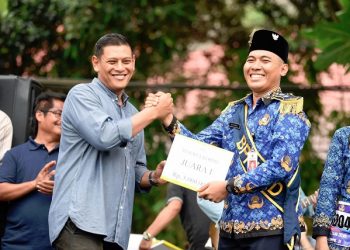Peringati HUT Korpri, Wali Kota Kediri Beri Hadiah Lomba Gerak Jalan Kreasi