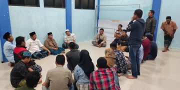 Puluhan korban trading bodong saat mendatangi Yayasan Bani Ridwan. Foto: Bacaini/AK.Jatmiko