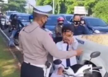 Viral Siswa SMP Memaki dan Serang Polisi di Sidoarjo