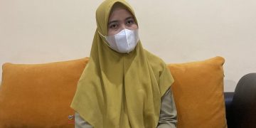 Sub Koordinator Surveilans dan Imunisasi, Dinas Kesehatan Kabupaten Kediri, Agus Sulistyorini di ruang kerjanya. Foto: Bacaini/Novira