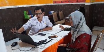 Salah seorang calon pendaftar anggota PPK melakukan konsultasi di Kantor KPU Kota Kediri. Foto: Bacaini/Novira