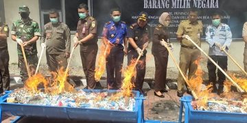Pemusnahan barang ilegak di kantor Bea Cukai Kediri. Foto: Bacaini/AK.Jatmiko