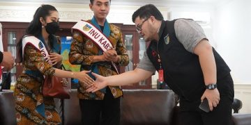 Mas Dhito menyalami Inu Kirana yang akan bersaing sebagai finalis Raka Raki Jawa Timur. Foto: Ist