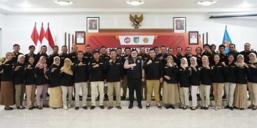 Mas Dhito saat foto bersama dengan pengurus karang taruna baru. Foto: Ist