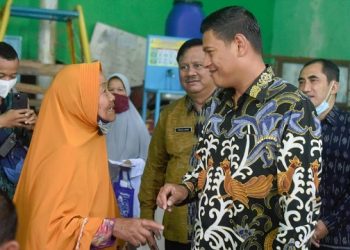 Paulus bersama Wali Kota Kediri di lokasi penyaluran bansos. Foto: Ist