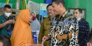 Paulus bersama Wali Kota Kediri di lokasi penyaluran bansos. Foto: Ist