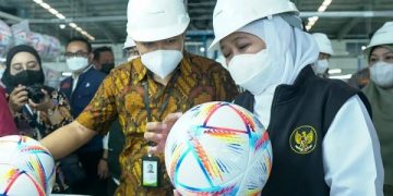 Gubernur Khofifah memamerkan bola Al Rihla. Foto: Akun IG@khofifah.ip