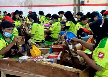 Pekerja pabrik rokok di Tulungagung. Foto: Bacaini/Setiawan