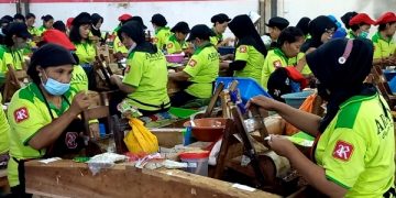Pekerja pabrik rokok di Tulungagung. Foto: Bacaini/Setiawan