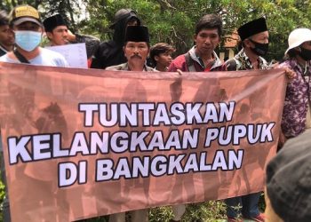 Aksi protes petani Bangkalan adanya kelangkaan pupuk. Foto: Bacaini/Rusdi