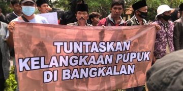 Aksi protes petani Bangkalan adanya kelangkaan pupuk. Foto: Bacaini/Rusdi