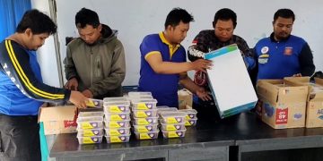 Tim Tagana mempersiapkan bantuan sambal pecel sebelum dikirim ke Cianjur. Foto: Bacaini/AK.Jatmiko