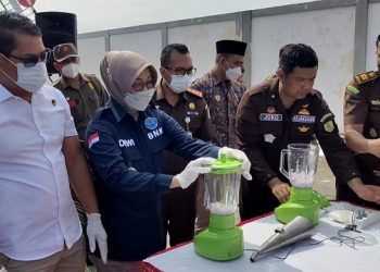 Pemusnahan barang bukti narkotika dengan cara diblender. Foto: Bacaini/AK.Jatmiko