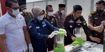 Pemusnahan barang bukti narkotika dengan cara diblender. Foto: Bacaini/AK.Jatmiko