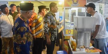 Wali Kota Kediri, Abdullah Abu Bakar saat melarisi salah satu stand bazar remaja Ponpes Wali Barokah. Foto: Ist