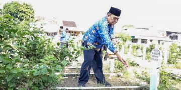 Bagus Alit saat aksi tabur bunga di TMP Kota Kediri. Foto: Ist