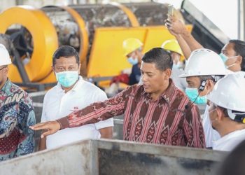 Wali Kota Kediri, Abdullah Abu Bakar saat meninjau TPS 3R Banjarmlati. Foto: Ist