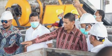 Wali Kota Kediri, Abdullah Abu Bakar saat meninjau TPS 3R Banjarmlati. Foto: Ist