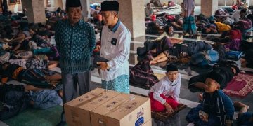 Penyaluran bantuan LPNU Kota Kediri kepada santri Ponpes Lirboyo. Foto: Ist