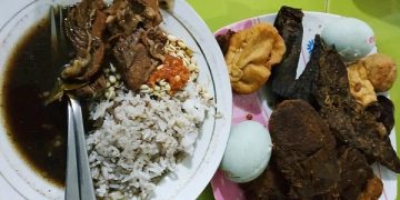 Satu porsi rawon setan plus lauk tambahan. Foto: IG @rs_rawonsetansurabaya