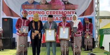 Penyerahan rekor MURI di Kampung Inggris Pare. Foto: Bacaini/AK.Jatmiko