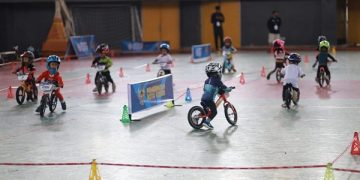 Anak-anak bersaing dalam event Kota Kediri Pushbike Challenge 2022 di GOR Jayabaya. Foto: Ist