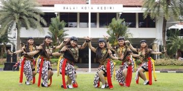 Salah satu seni tari yang tampil dalam Balaikota Performance Art. Foto: Ist