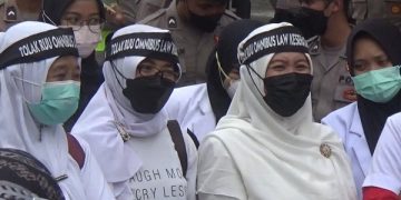Tenaga Kesehatan perempuan ikut menyuarakan penolakan RUU Kesehatan Omnibus Law. Foto: Bacaini/Aby