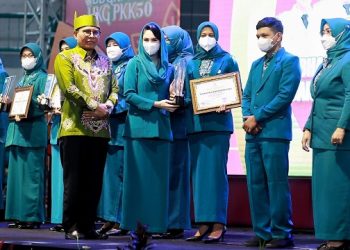 Bunda Fey menerima penghargaan dari Ketua TP PKK Provinsi Jatim, Arumi Bachsin Emil Dardak. Foto: Ist