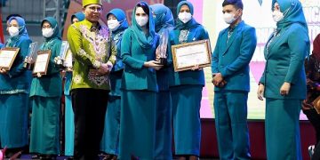 Bunda Fey menerima penghargaan dari Ketua TP PKK Provinsi Jatim, Arumi Bachsin Emil Dardak. Foto: Ist
